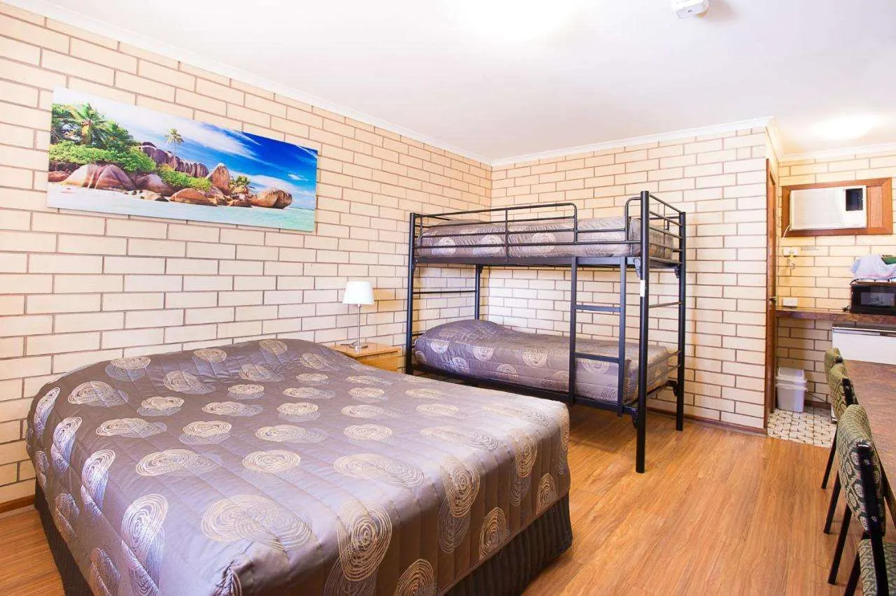 Queen + 1 bunk bed (family room)
