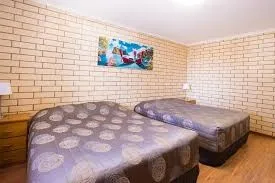 Queen + 1 single bed 4